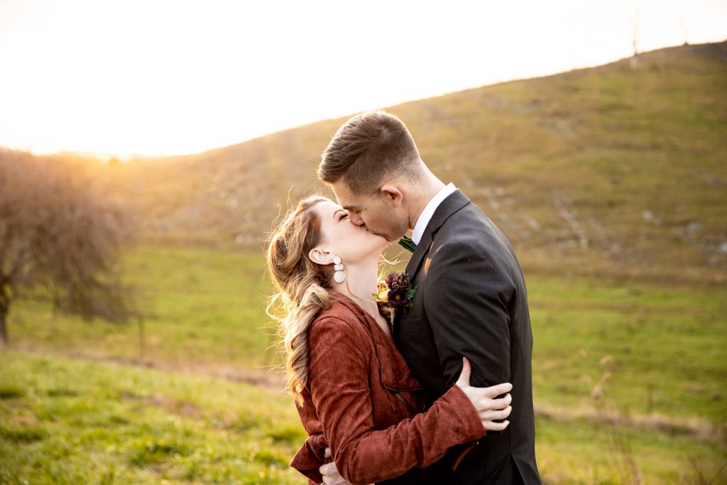 bride-and-groom-kissing-elopement-outdoor-first-kiss