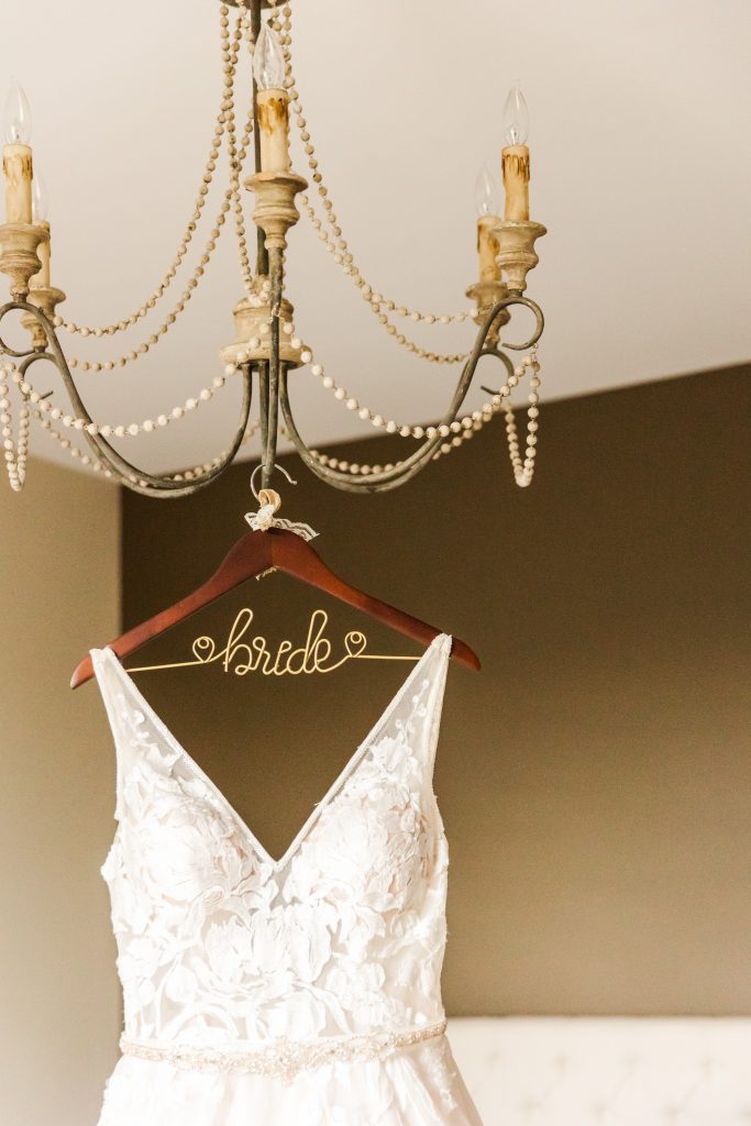 Pinterest-wedding-photo-bride-hanger-wedding-dress